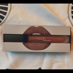 Huda beauty Medusa liquid matte lipstick